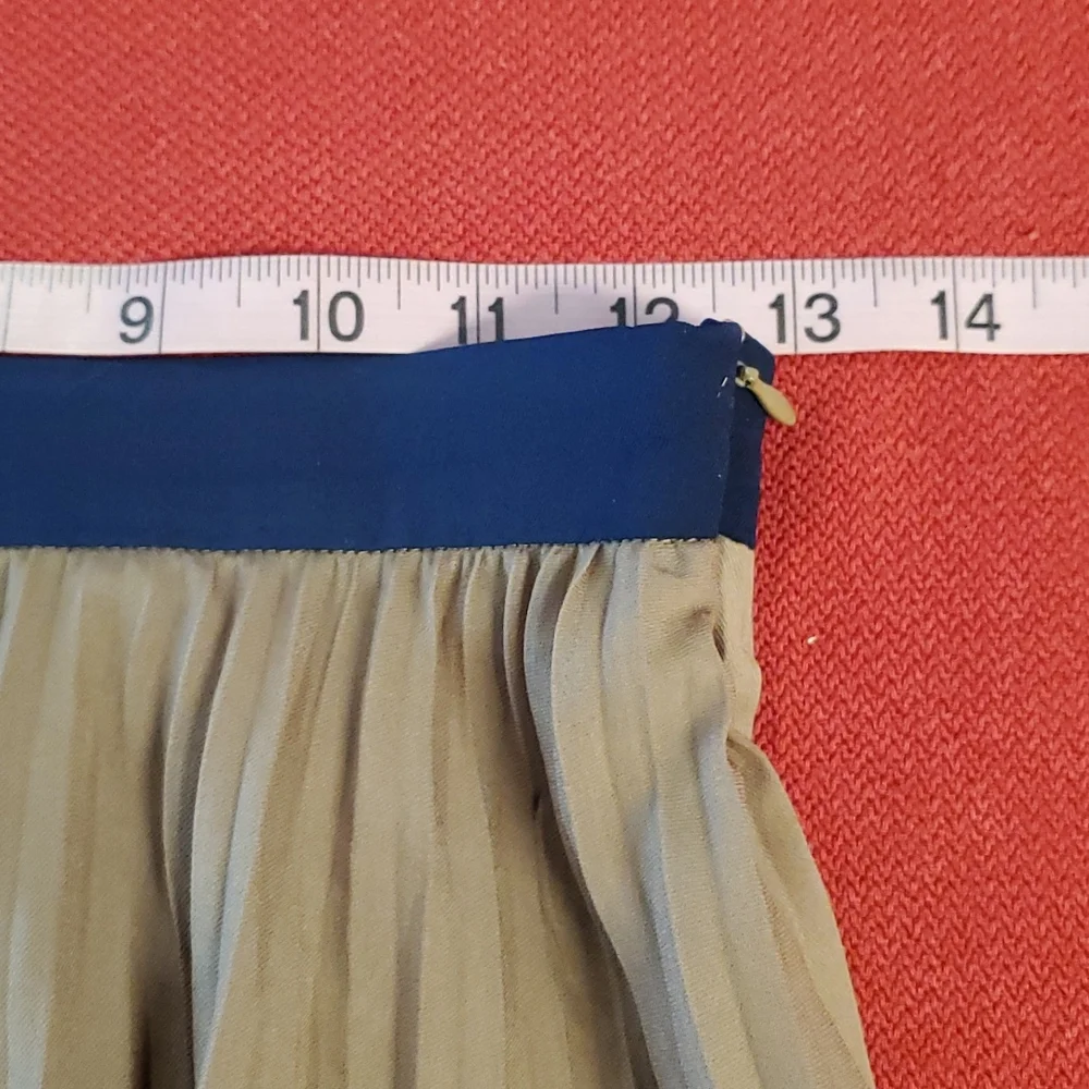 FOREVER 21 tan beige and navy pleated skirt lined Med.